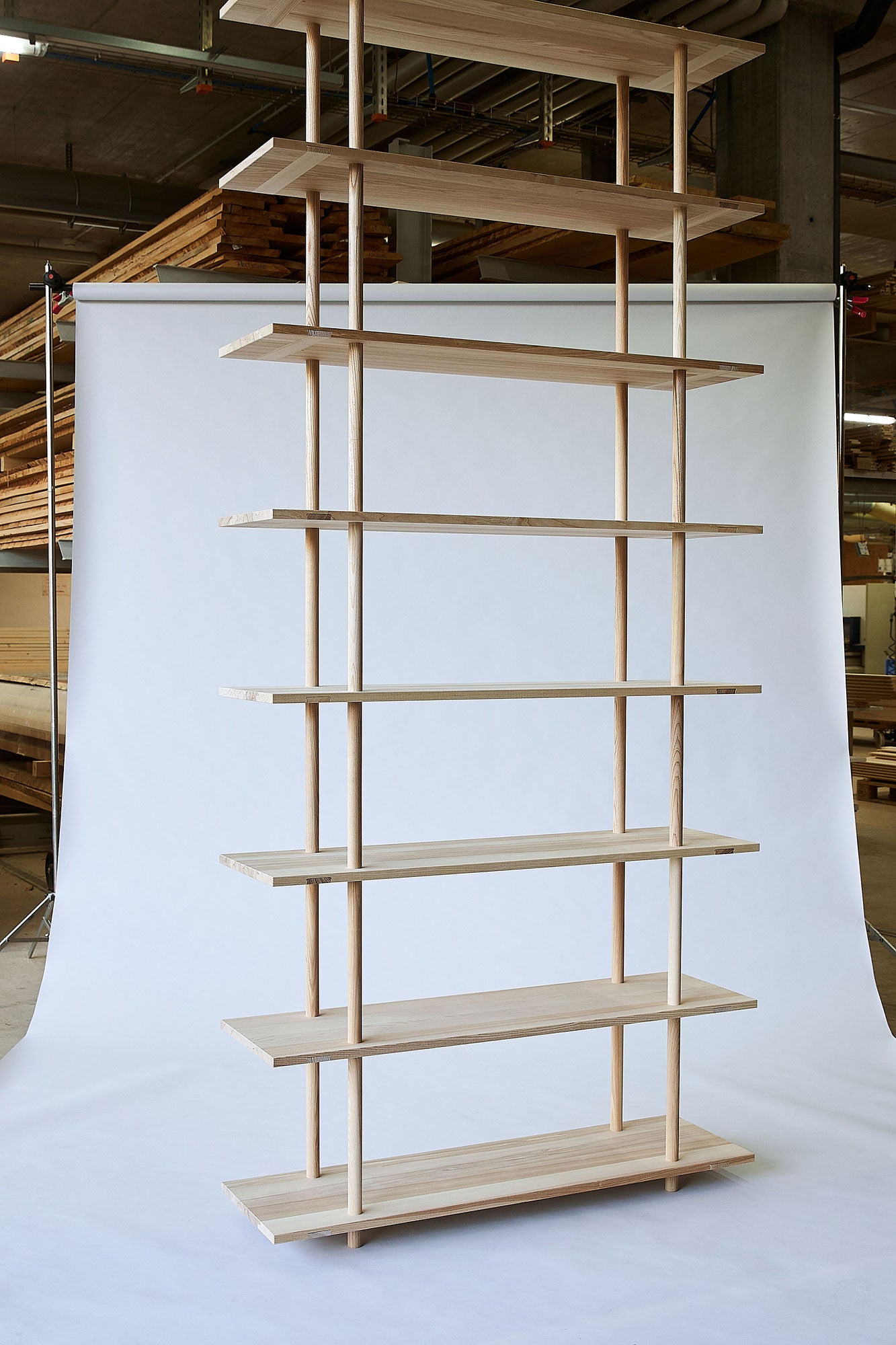 Regal 001. Ein zeitlos gestaltetes, ökologisch und sozial nachhaltiges Möbelstück. Kompromisslos und modular. Ein Regal aus Holz. Nur aus Holz.